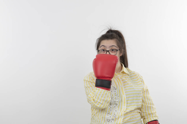 tyttö alas oireyhtymä yllään nyrkkeilyhanskat - Valokuva, kuva