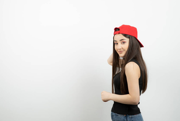 Beyaz duvara karşı kırmızı şapkalı şık bir genç. Yüksek kalite fotoğraf - Fotoğraf, Görsel