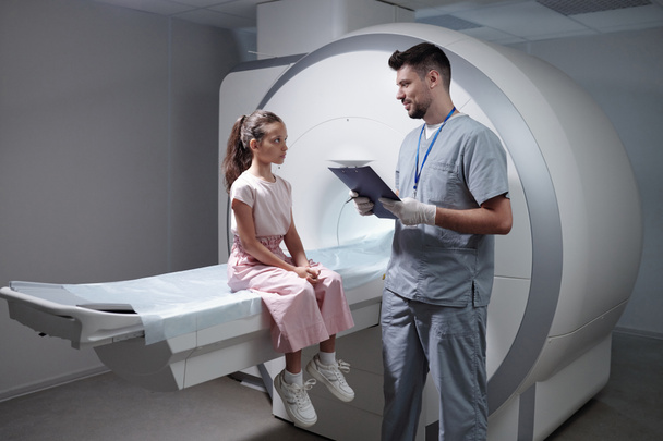 Современный рентгенолог консультирует пациента - Фото, изображение