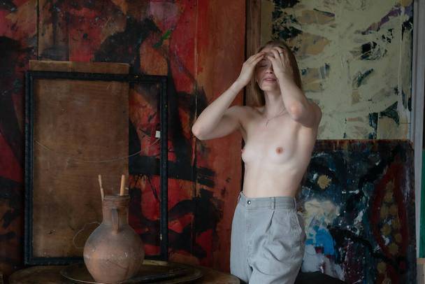 young beautiful woman posing nude in the studio - Zdjęcie, obraz