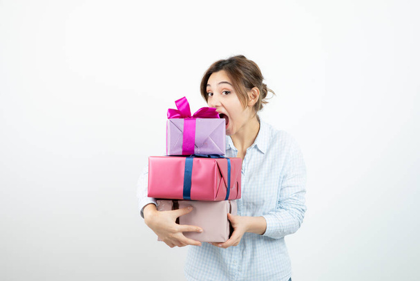 Retrato de una joven linda niña sosteniendo la caja de regalo con cinta. Foto de alta calidad - Foto, imagen