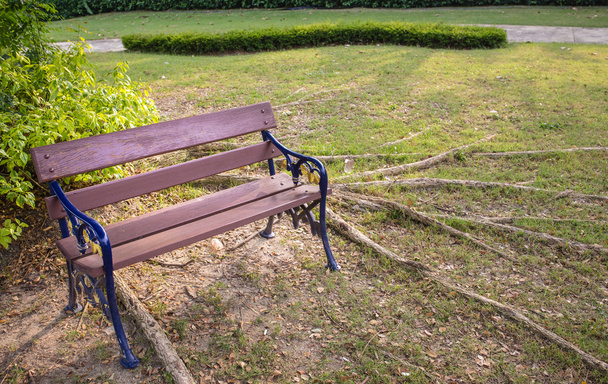 drewniane krzesła w ogrodzie - Zdjęcie, obraz