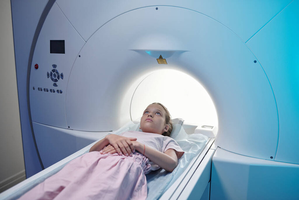 Weinig patiënten van klinieken die een MRI-scan ondergaan - Foto, afbeelding
