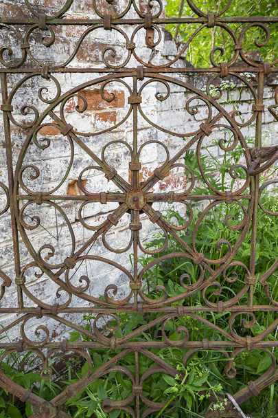 antique, rusty, shaped metal grating, welded from thick wire - Photo, Image