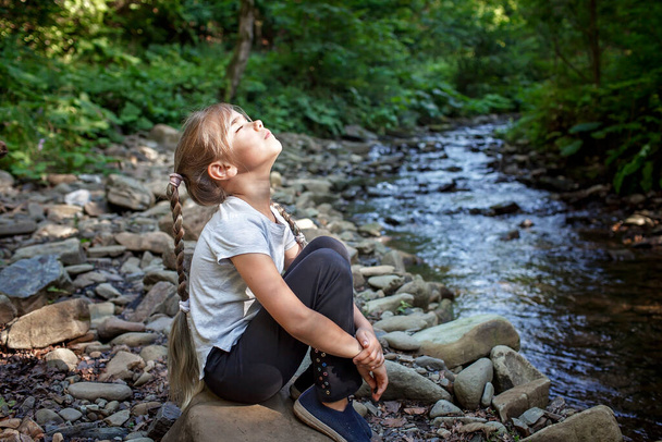 Ormanda yürüyen bir kız, tek başına doğa ve kendini keşfetmek için yürüyüş yapan bir turist, sağlık ve yavaş yaşam. - Fotoğraf, Görsel