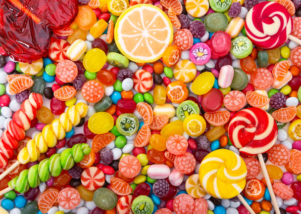 Красочные леденцы и разноцветные круглые конфеты. Вид сверху. - Фото, изображение