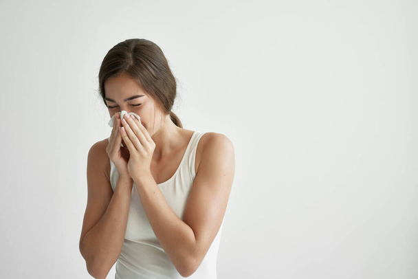 nő megtörli az orrát egy zsebkendő allergia egészségügyi problémák vírus - Fotó, kép