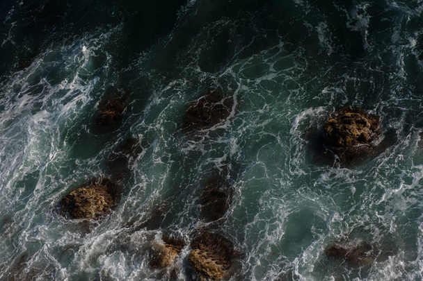 Océano olas fondo rompiendo el agua de mar rocosa costa mar agitado turquesa gradiente de agua espuma. Grandes olas en mar abierto. Monzón de verano. Cresta blanca de una ola marina. - Foto, imagen