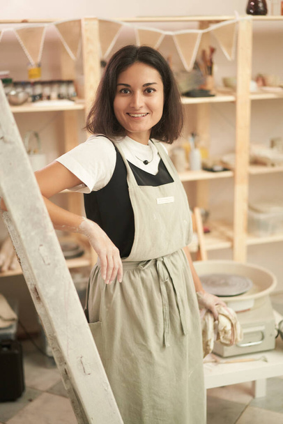 Feliz ceramista femenina en el estudio - Foto, Imagen