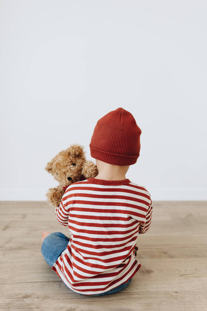Sad Little boy with teddy bear on white background - Valokuva, kuva