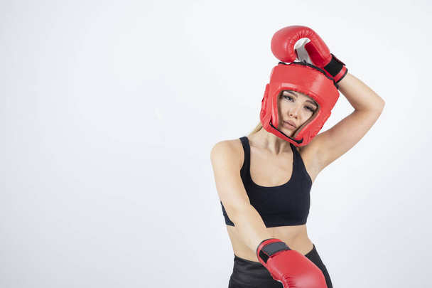 Spor elbiseli, eldivenli ve maskeli kadın boksör. - Fotoğraf, Görsel