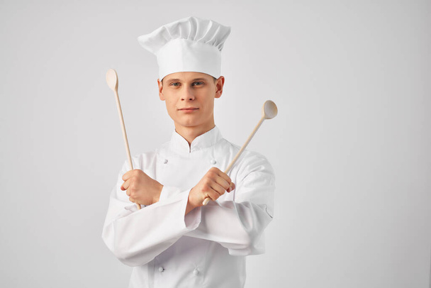 homme en uniforme chef ustensiles de cuisine émotions restaurant - Photo, image