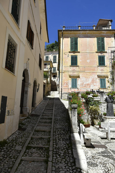 Una calle de una ciudad medieval de San Donato Val di Comino en la región del Lacio, Italia. - Foto, Imagen