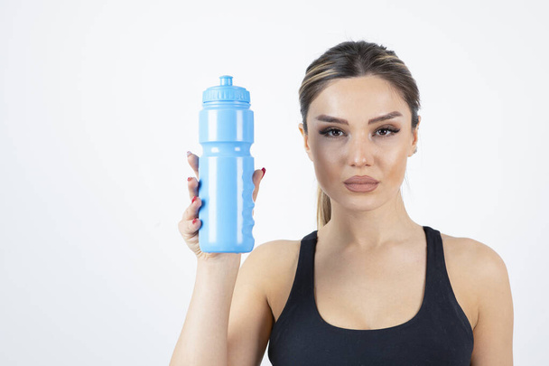 giovane donna in abiti sportivi con bottiglia d'acqua - Foto, immagini