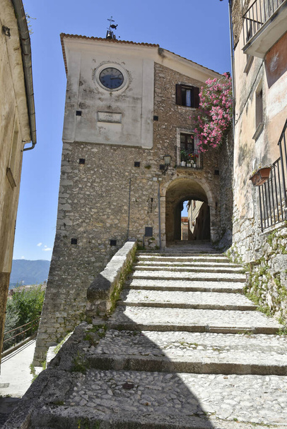 Uma rua de uma cidade medieval de San Donato Val di Comino na região do Lácio, Itália. - Foto, Imagem