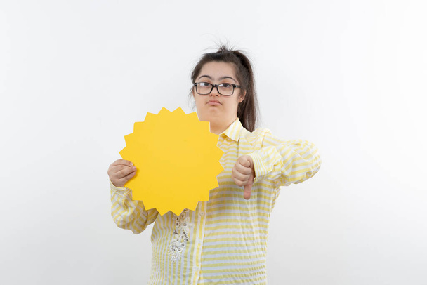 chica con síndrome de Down posando con amarillo sol figura corte papel - Foto, Imagen