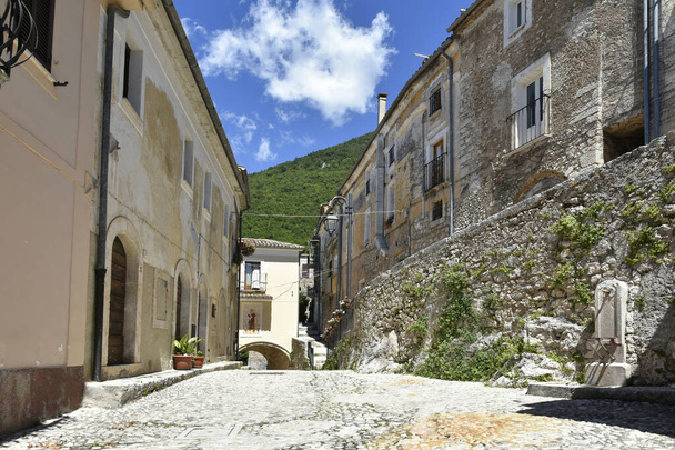A street of a medieval town of San Donato Val di Comino in the Lazio region, Italy. - Foto, Imagem