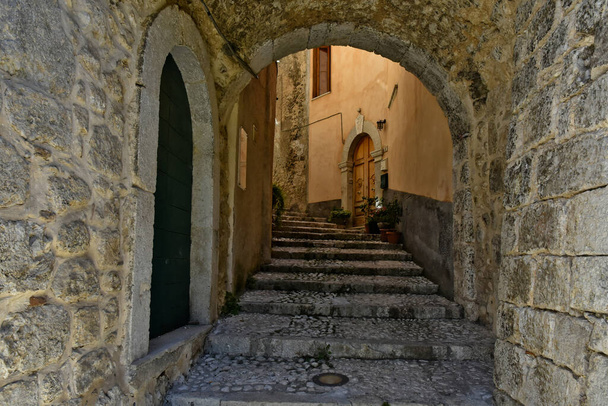 Вулиця середньовічного міста Сан-Донато-Валь-ді-Коміно в регіоні Лаціо (Італія).. - Фото, зображення