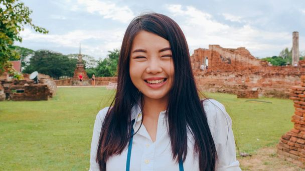 Vrolijke mooie jonge Aziatische backpacker blogger vrouw casual met camera te nemen foto lachend reizen rond pagode in de oude stad, Lifestyle rugzak toeristische reizen vakantie concept. Standpunt van de Commissie. - Foto, afbeelding