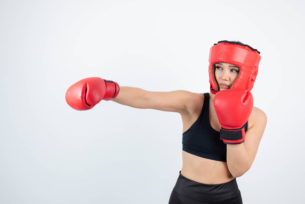 боксёр в спортивной одежде, перчатках и маске - Фото, изображение