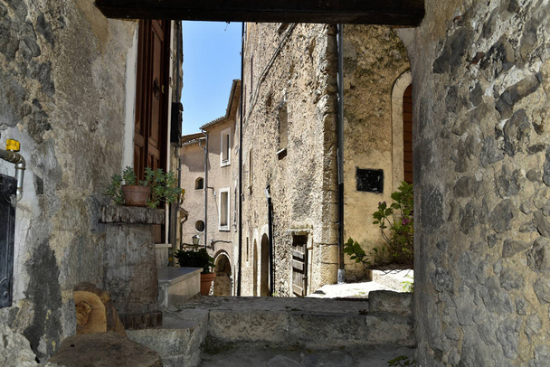 Une rue d'une ville médiévale de San Donato Val di Comino dans la région du Latium, Italie. - Photo, image