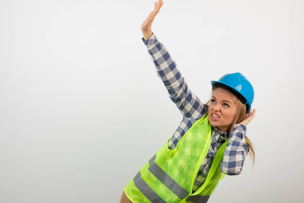 Kuva luottavainen nainen työntekijä kypärä seisoo valkoinen. Laadukas kuva - Valokuva, kuva