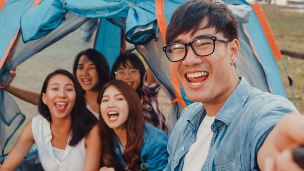 Groupe d'Asie meilleurs amis adolescents prennent des photos selfie et vidéo avec caméra téléphonique profiter de moments heureux ensemble à l'intérieur des tentes dans le parc national. Sur le fond belle nature, montagnes et lac. - Photo, image