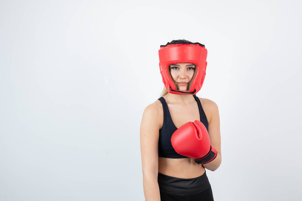 スポーツウェア、手袋、マスクの女性ボクサー - 写真・画像