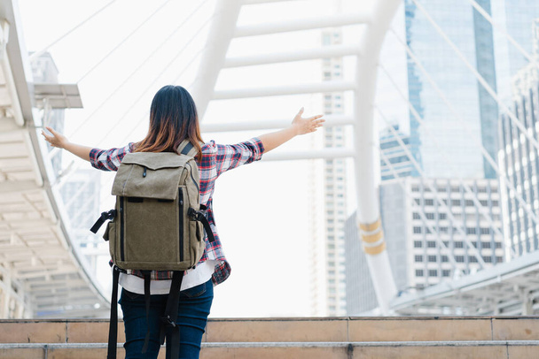 Podróżnik backpacker asian kobieta podróży w Bangkoku, Tajlandia. Szczęśliwa młoda kobieta wydatków wakacje wycieczka na niesamowite landmark i cieszyć się swoją podróż w tradycyjnym mieście. - Zdjęcie, obraz
