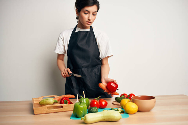 Vařit v kuchyni krájet zeleninový salát - Fotografie, Obrázek