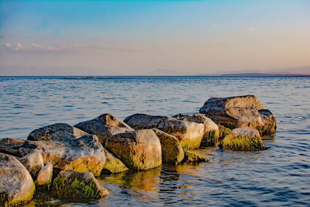 Chemin de pierre vers la mer. Beau paysage marin avec de grandes pierres sur la mer. Mer bleue et un tas de pierres - Photo, image