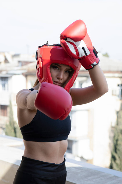 női bokszoló sportos ruhában, kesztyűben és maszkban - Fotó, kép
