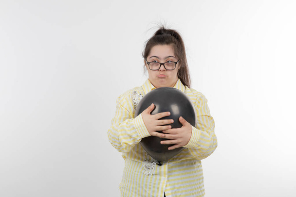 κορίτσι με σύνδρομο Down θέτει με μπαλόνι - Φωτογραφία, εικόνα