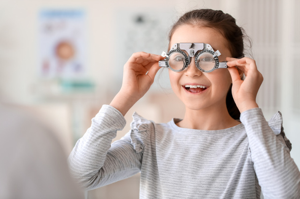 Dívka podstupující oční test na klinice - Fotografie, Obrázek