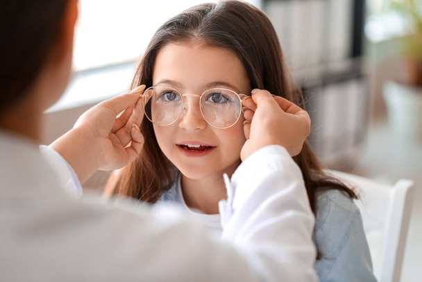 Menina com óculos novos no escritório do oftalmologista - Foto, Imagem