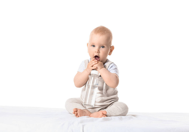Χαριτωμένο μωράκι με μπουκάλι νερό σε λευκό φόντο - Φωτογραφία, εικόνα