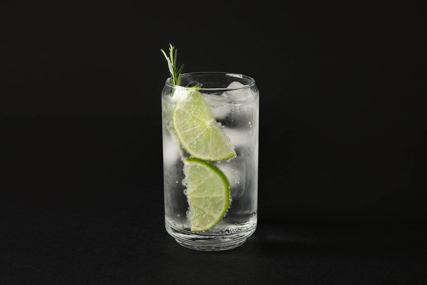 Glass of cold gin and tonic on dark background - Valokuva, kuva