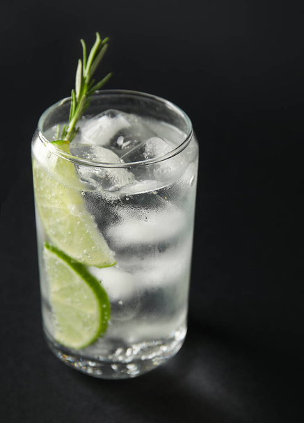 Glass of cold gin and tonic on dark background - Foto, imagen