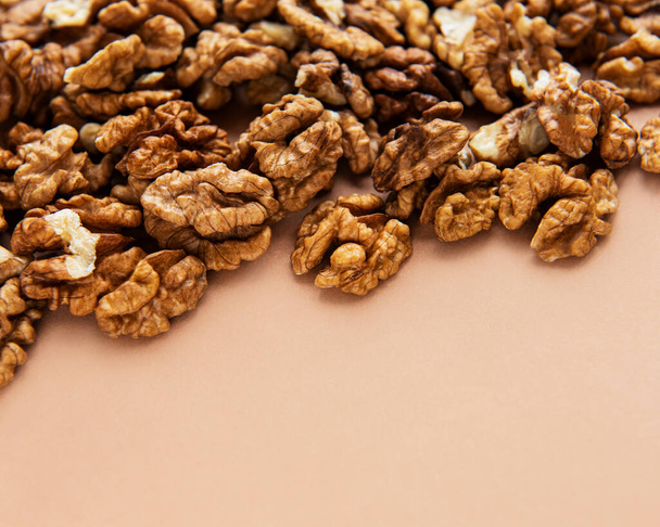 Орехи без скорлупы на коричневом фоне - Фото, изображение