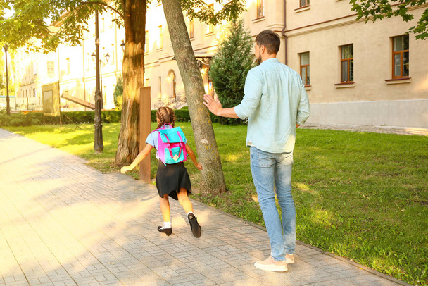 Nettes kleines Mädchen geht mit ihrem Vater zur Schule - Foto, Bild