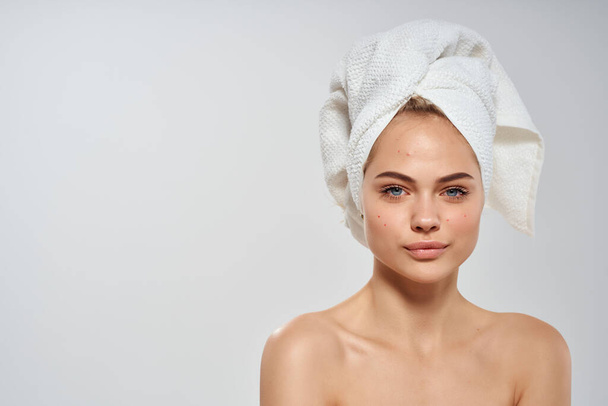 mulher com toalha na cabeça ombros nus close-up chuveiro de pele limpa - Foto, Imagem