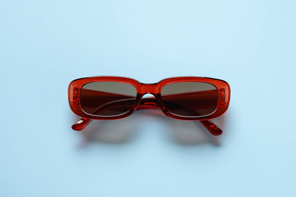 Κομψή γυναικεία γυαλιά ηλίου σε φόντο χρώμα - Φωτογραφία, εικόνα