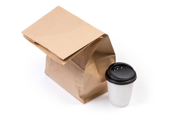 Sacchetto di imballaggio di carta marrone usa e getta e tazza di carta con coperchio chiuso con cibo di strada su uno sfondo bianco - Foto, immagini