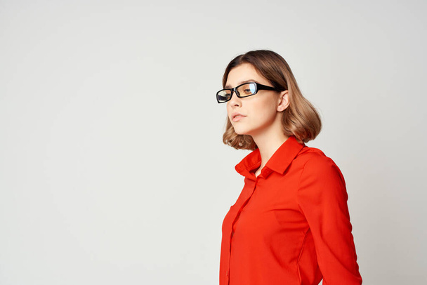 mooie business vrouw in rood shirt werk kantoor licht achtergrond - Foto, afbeelding