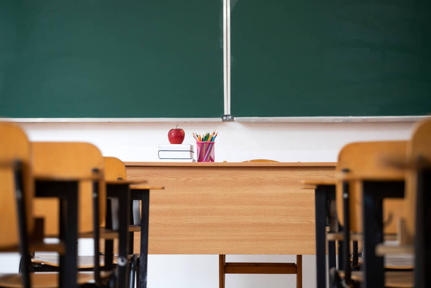Back to School Concept. Empty classroom with chairs, desks and chalkboard. - Zdjęcie, obraz