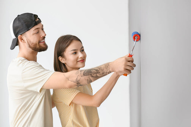 Giovane coppia pittura parete in camera - Foto, immagini