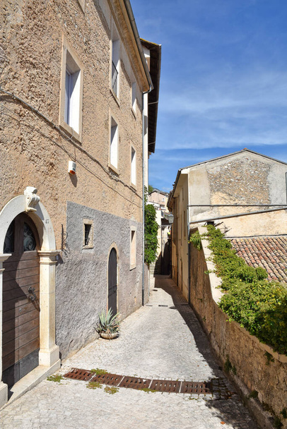 Una calle de una ciudad medieval de San Donato Alvito en la región del Lacio, Italia. - Foto, Imagen