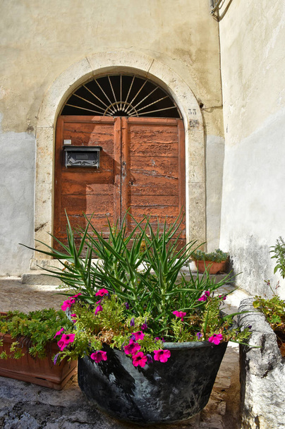 La fachada de una antigua casa en Alvito, ciudad medieval en la región del Lacio, Italia. - Foto, Imagen