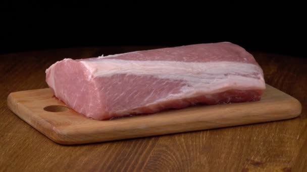 Сырое свежее мясо свинины, кусок мяса без костей - Кадры, видео