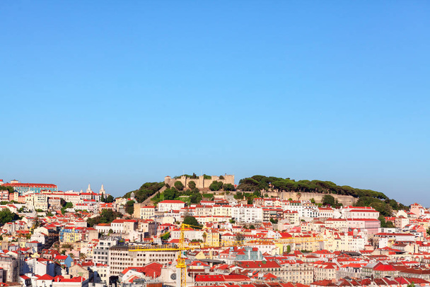 Lizbon şehir merkezi, şehir merkezindeki evler. Portekiz başkenti. Lisboa 'daki tepede ortaçağ şatosu  - Fotoğraf, Görsel